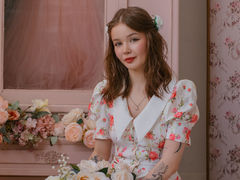 ViolettaStar - female with brown hair webcam at LiveJasmin