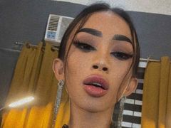 XyraOxford - shemale with black hair webcam at LiveJasmin