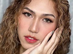 YannaLoren - shemale with black hair webcam at LiveJasmin