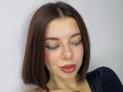 ZaraWave - female with black hair webcam at LiveJasmin