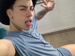 AaronBobys - male webcam at xLoveCam