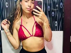 AbigailLarrain - female with brown hair webcam at xLoveCam