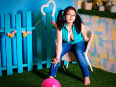 Adalissia - female with brown hair webcam at ImLive