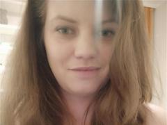 AdrianaGlow - female webcam at xLoveCam