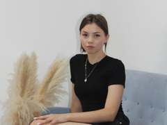 AgataFronce - female with brown hair webcam at LiveJasmin