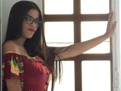 EmmaLongg - female with brown hair and  big tits webcam at LiveJasmin