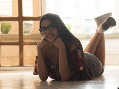 EmmaLongg - female with brown hair and  big tits webcam at LiveJasmin
