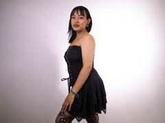 AlanaFoxh - female with brown hair and  big tits webcam at LiveJasmin