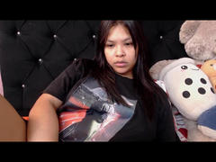 AlanaFoxia - female with black hair webcam at xLoveCam