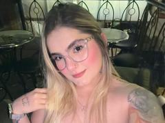AlannaFoxy - blond female webcam at xLoveCam