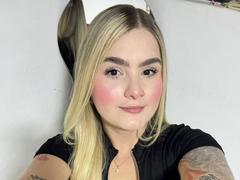 AlannaFoxy - blond female webcam at xLoveCam