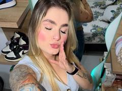 AlannaFoxy - blond female webcam at xLoveCam