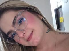 AlannaFoxy - blond female webcam at xLoveCam