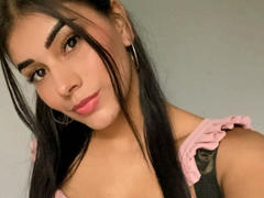 AlaraKey from xLoveCam