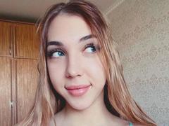 AleaseBenson - female with brown hair webcam at xLoveCam