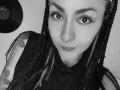 AlejadArte - female with brown hair webcam at xLoveCam