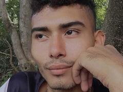 Alenders - shemale with brown hair webcam at xLoveCam