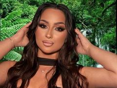 AlexaCroft - female with brown hair webcam at xLoveCam