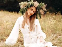 AlexaWilds - female with brown hair webcam at xLoveCam