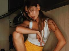 AlexaWilds - female with brown hair webcam at xLoveCam