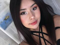 AliceEvansLove - female with black hair webcam at xLoveCam