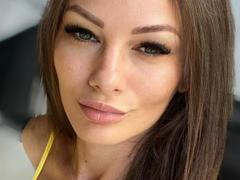 AliceMarr - female with brown hair and  big tits webcam at LiveJasmin