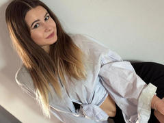 AliceeCute - female with brown hair webcam at ImLive