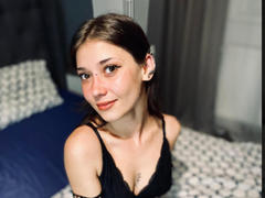 Alienfortwenty - female webcam at xLoveCam