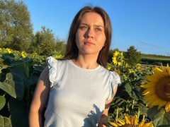 AlvaGreer - female with brown hair webcam at ImLive