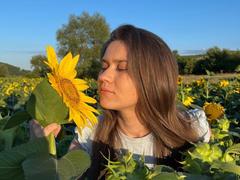 AlvaGreer - female with brown hair webcam at ImLive