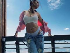 AlysaAngell - female with brown hair webcam at ImLive