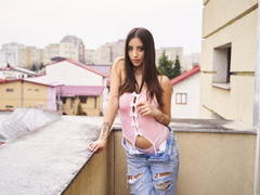 AlysaAngell - female with brown hair webcam at ImLive