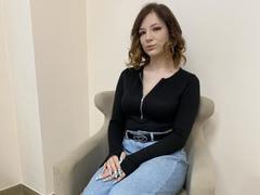 AmandaGrans - female with brown hair webcam at LiveJasmin