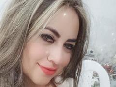 AmandaLeon - blond female webcam at xLoveCam