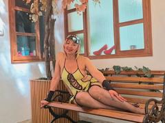AmelieLux - blond female webcam at StripChat