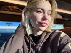 AmelyDragons - blond female webcam at xLoveCam