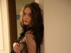 AmiraBlush - female with brown hair webcam at xLoveCam