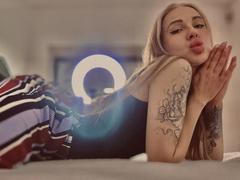 AmiraaGold from xLoveCam