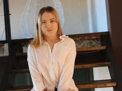 Ammanta-hot - blond female webcam at xLoveCam