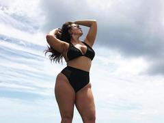 AngelaCristalX - female with brown hair and  small tits webcam at xLoveCam