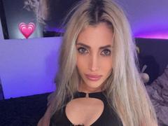 AngelsBack - female with brown hair webcam at xLoveCam