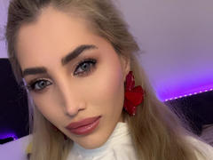 AngelsBack - female with brown hair webcam at xLoveCam