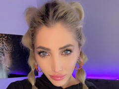 AngelsBack - female with brown hair webcam at xLoveCam