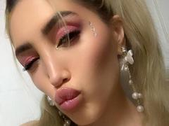 AngelsBack - female with brown hair webcam at xLoveCam