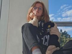 AnniBrown - female with brown hair webcam at xLoveCam