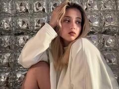 AnnieFiscal - blond female with  big tits webcam at xLoveCam