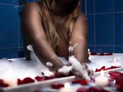 AnnyBigAss - female with brown hair and  big tits webcam at LiveJasmin