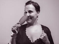 AnnyaGreen - female with brown hair and  big tits webcam at LiveJasmin