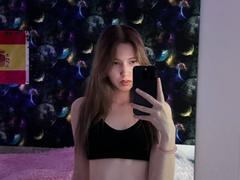 AprylVanochten from xLoveCam