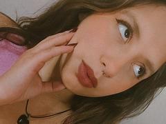 ArenaPeeach from xLoveCam